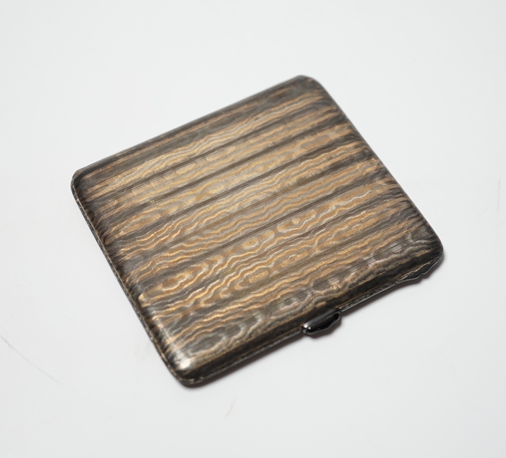 A 1920's silver cigarette case, with unusual engine turned finish, import marks for the London Chain Bag Company, London, 1927, 83mm.